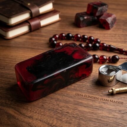 Kırmızı siyah damarlı sıkma ateş kehribar blok. Tesbih yapımı için dayanıklı ve estetik görünüme sahip kaliteli kehribar hammaddesi.