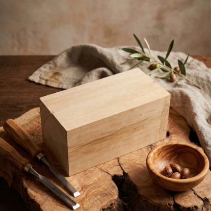 Ihlamur ağacı, yumuşak ve kolay işlenebilir yapısı ile oyma ve başlangıç seviyesi tesbih üretiminde tercih edilen bir ahşap türüdür. 5x10x2 cm ölçülerindeki plaka formu, ustalara kesime ve işlemeye hazır kullanım sunar.