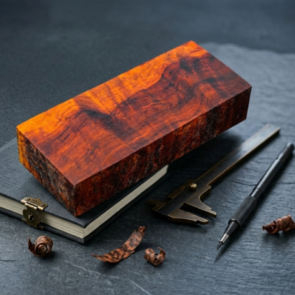5x10x2 cm Padauk Ağacı plaka, kırmızı-turuncu renkleri ile özel ve egzotik tesbih üretimi için idealdir.